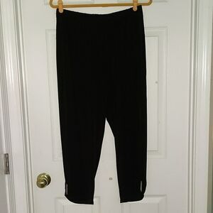 Chico's black ultimate fit  cropped pants Sz 1